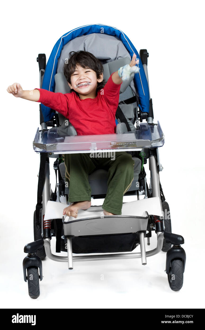 Drei Jahre alten behinderten Jungen in medizinischen Kinderwagen  Stockfotografie - Alamy