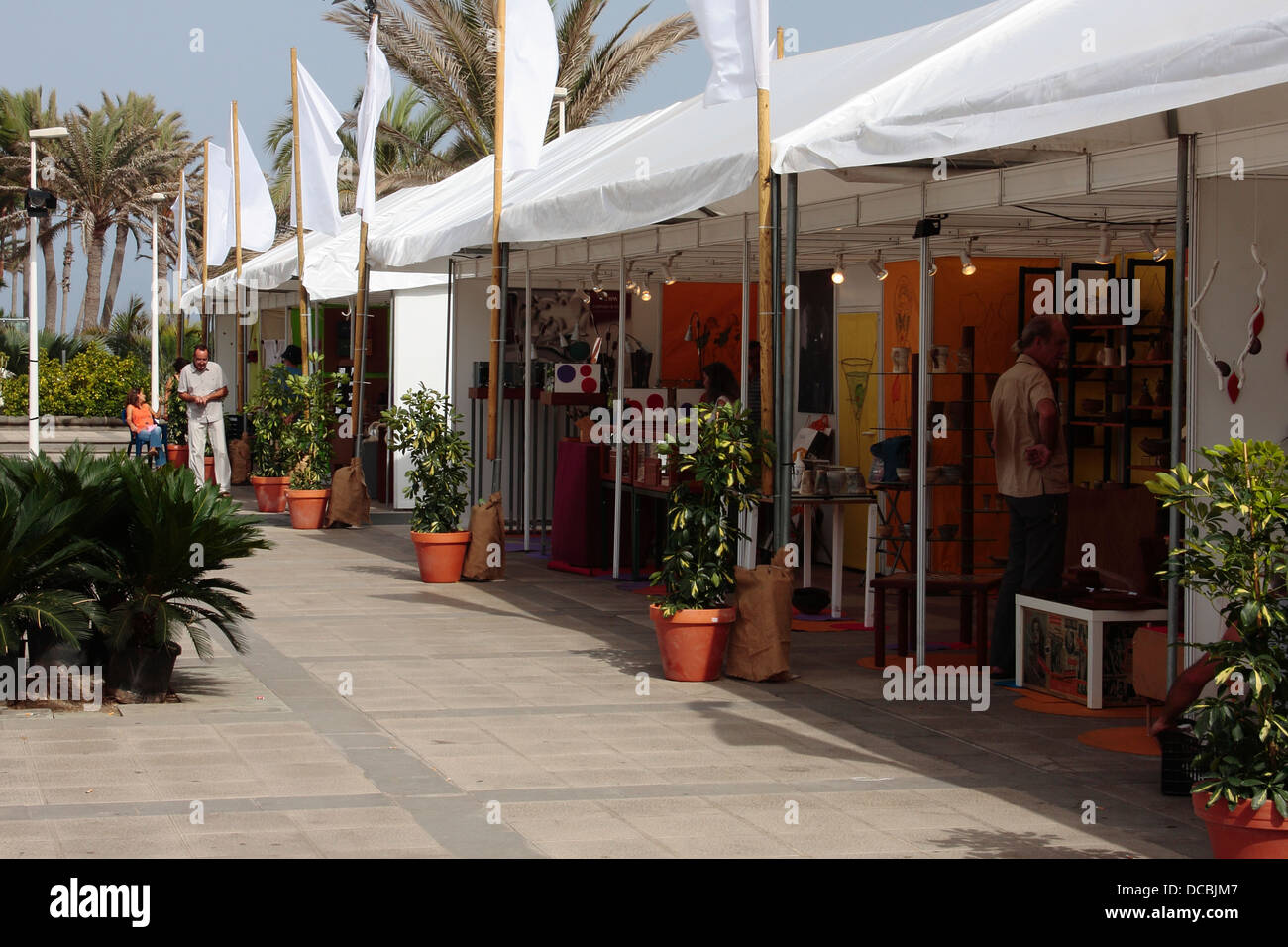 Besucher zu einem open Air, Kunst und Handwerk Messe. Stockfoto