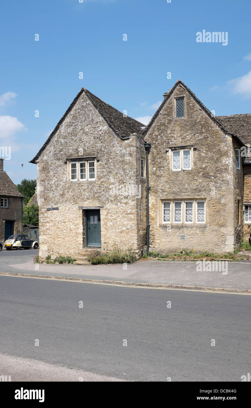 Haustür mit Schritte Lacock Dorf Stockfoto
