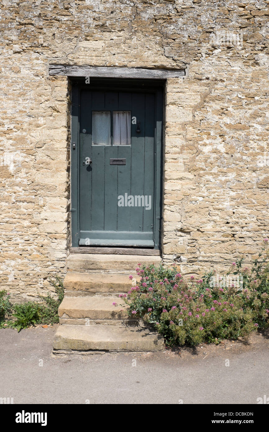 Haustür mit Schritte Lacock Dorf Stockfoto
