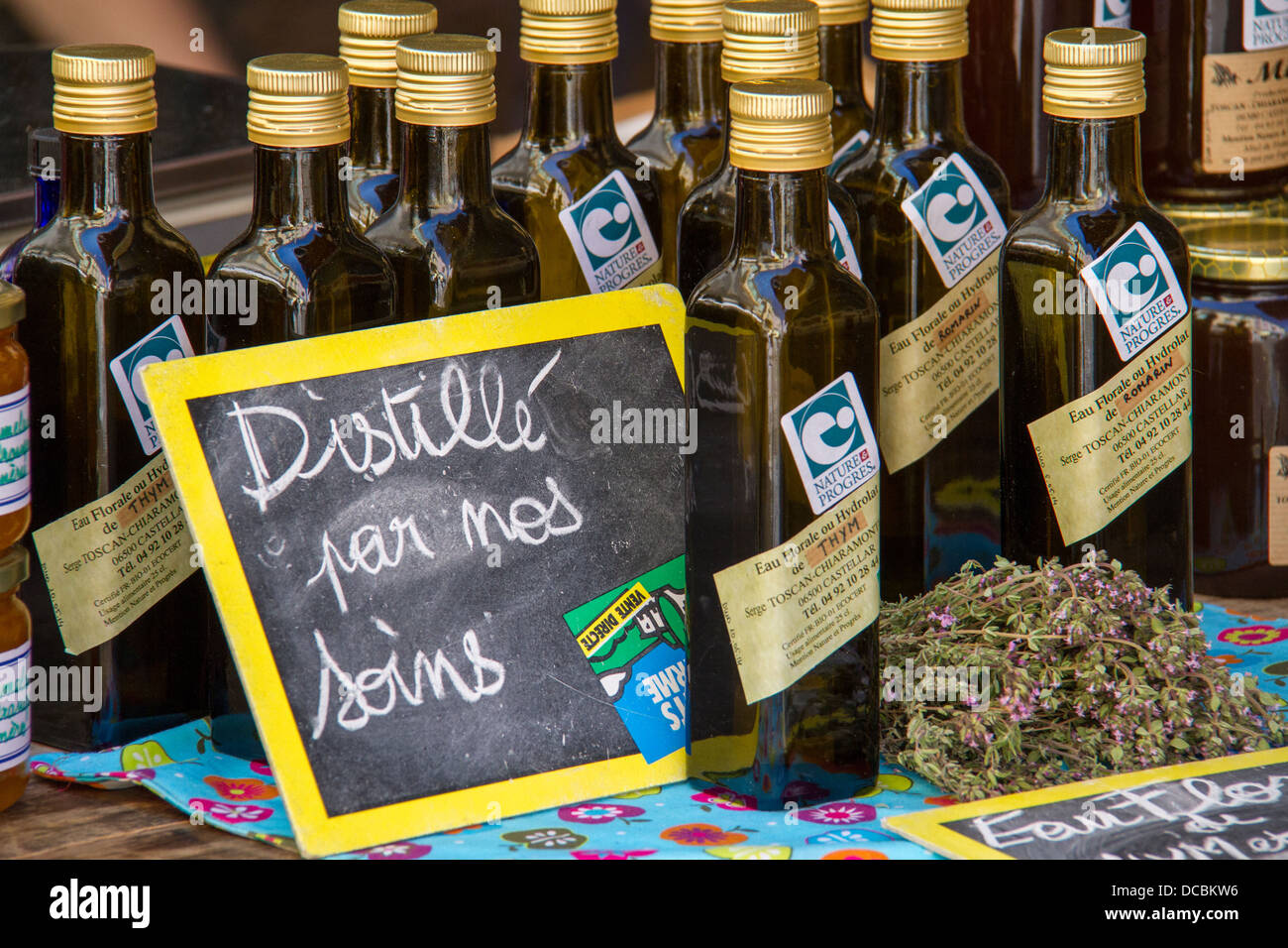 Lokal produzierte Olivenöl - "Made mit liebevoller Sorgfalt". Stockfoto