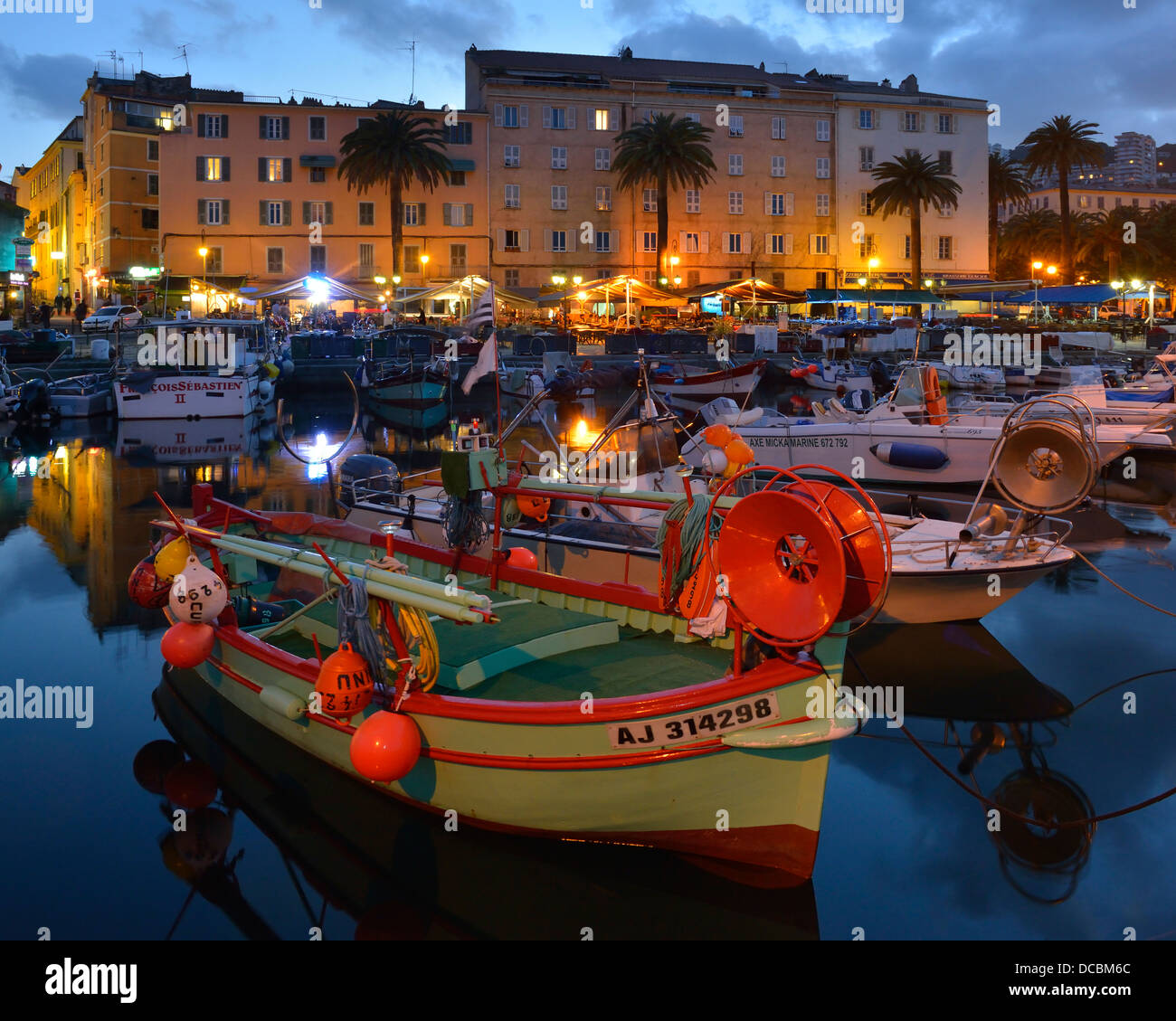 Bunte Holzboote im Fischerhafen, Ajaccio, Korsika, Frankreich Stockfoto