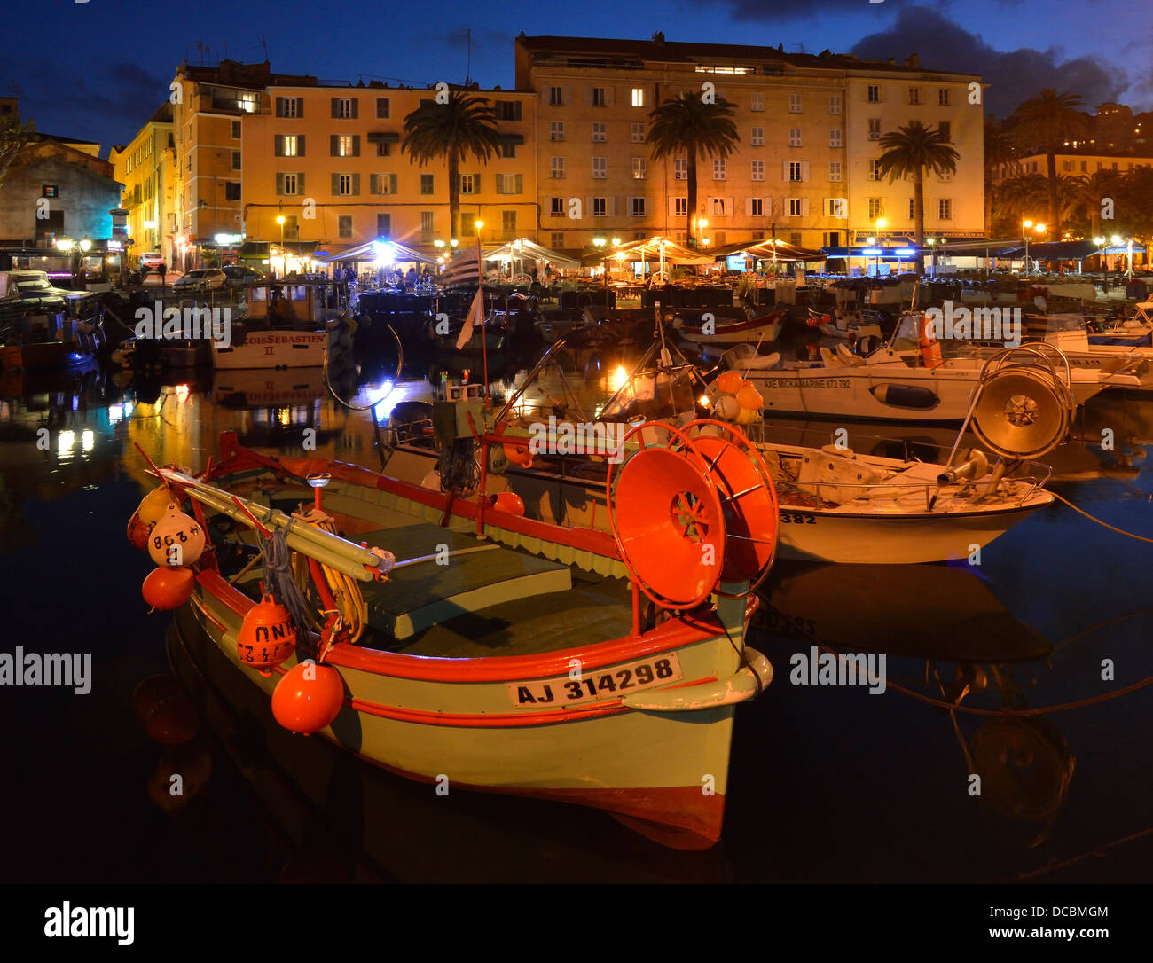 Bunte Holzboote im Fischerhafen, Ajaccio, Korsika, Frankreich Stockfoto