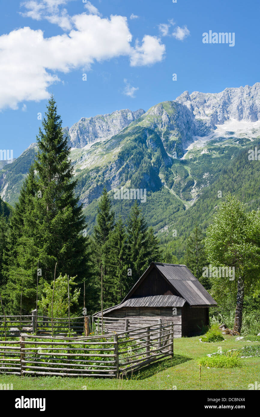Malerische Aussicht mit eingezäunten Garten, Haus und Bergen im Hinterhof. Slowenischen Alpen. Trenta Tal. Stockfoto