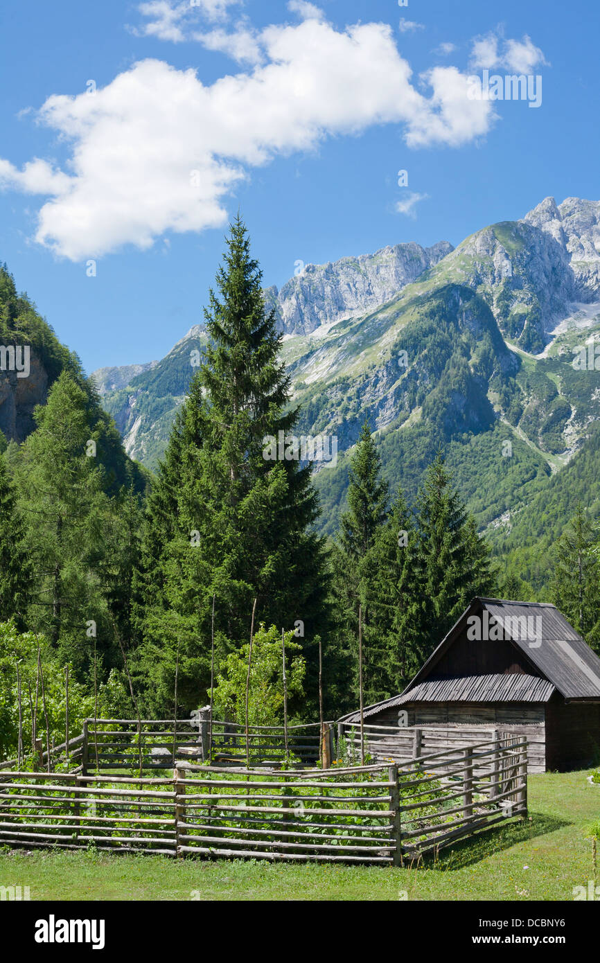 Malerische Aussicht mit eingezäunten Garten, Haus und Bergen im Hinterhof. Slowenischen Alpen. Trenta Tal. Stockfoto
