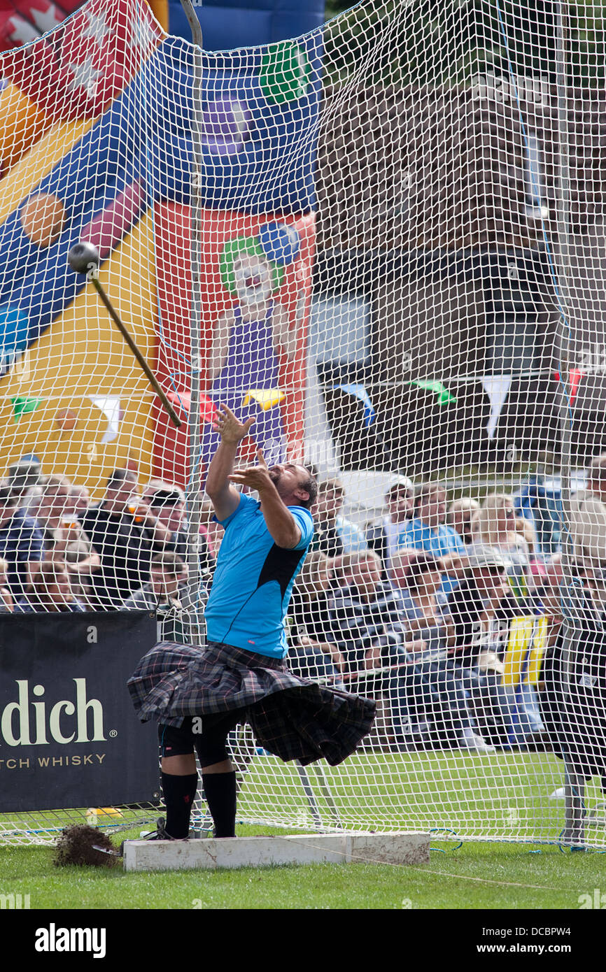 Ballater, Schottland - 8. August 2013: Ein Konkurrent den Hammerwurf bei Ballater Highland Games durchführen. Stockfoto
