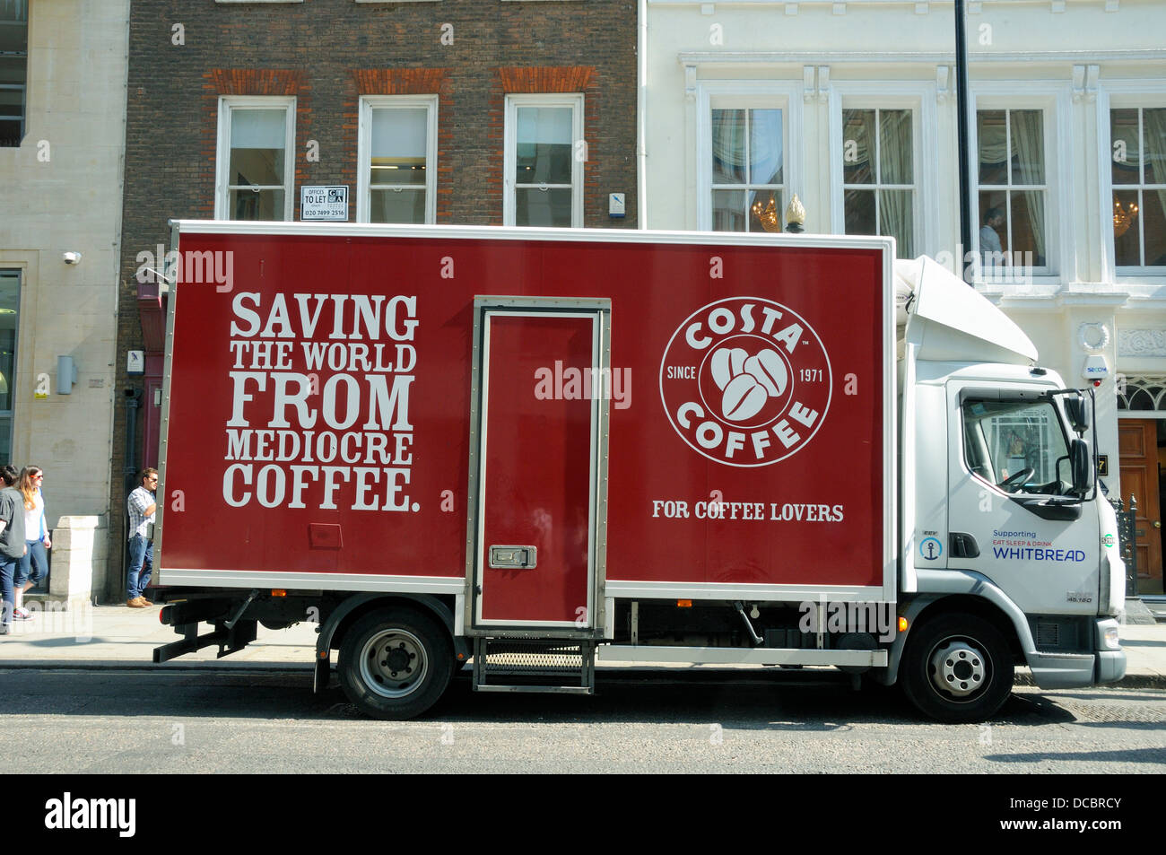 Costa Coffee van mit Saving the World von mittelmäßigen Kaffee gedruckt auf der Seite, Central London, England, UK Stockfoto