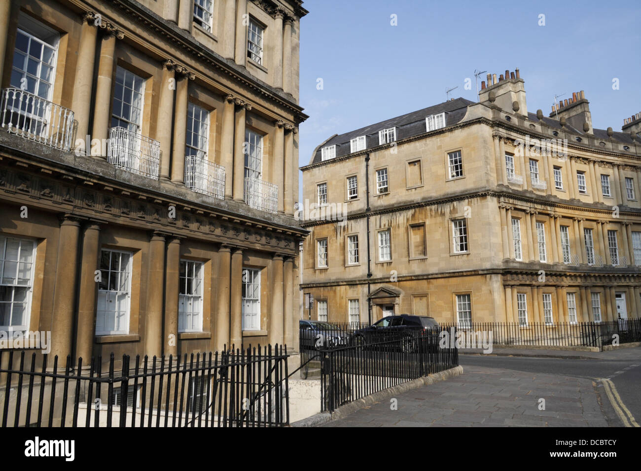 Georgianische Häuser auf dem Circus Crescent in Bath England, Großbritannien, Epoche Properties. Denkmalgeschütztes Gebäude der Klasse I Stockfoto