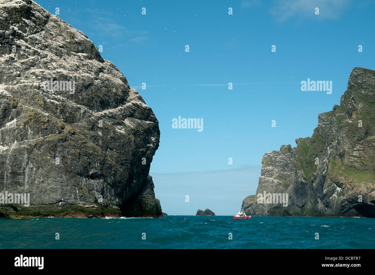 Touristenboot zwischen Stac Lee und Boreray, St. Kilda Archipels, äußeren Hebriden, Schottland. Stockfoto