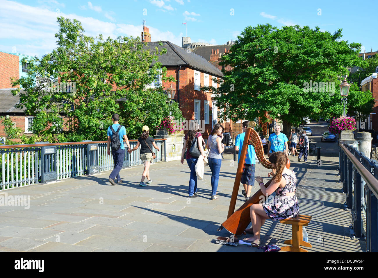 Weibliche Straßenmusiker spielt Harfe auf Windsor Bridge, Windsor, Berkshire, England, Vereinigtes Königreich Stockfoto