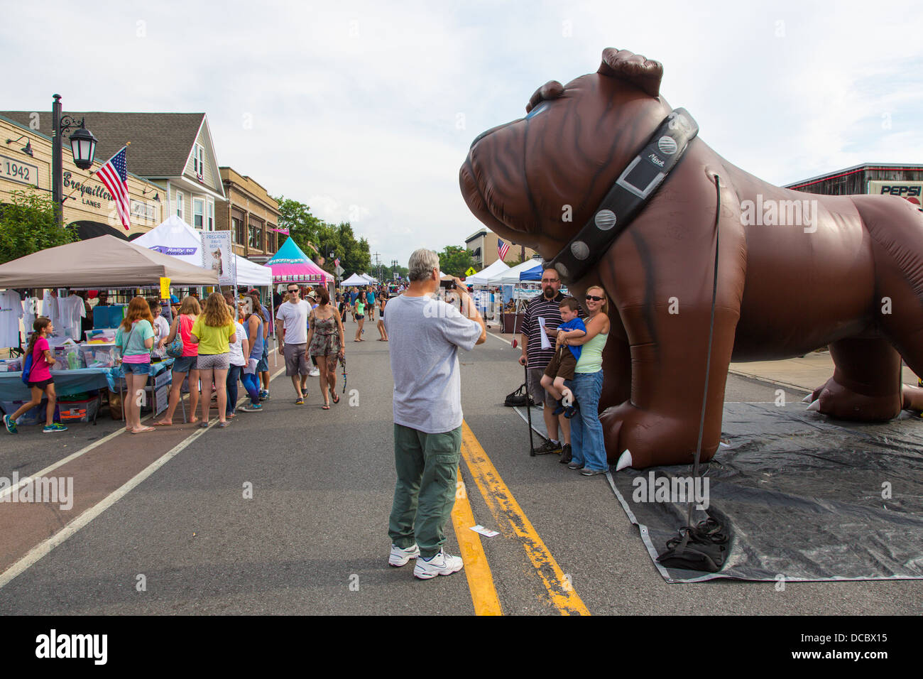 Großer aufblasbarer Hund bei Burger Fest Feier in Hamburg New York Stockfoto