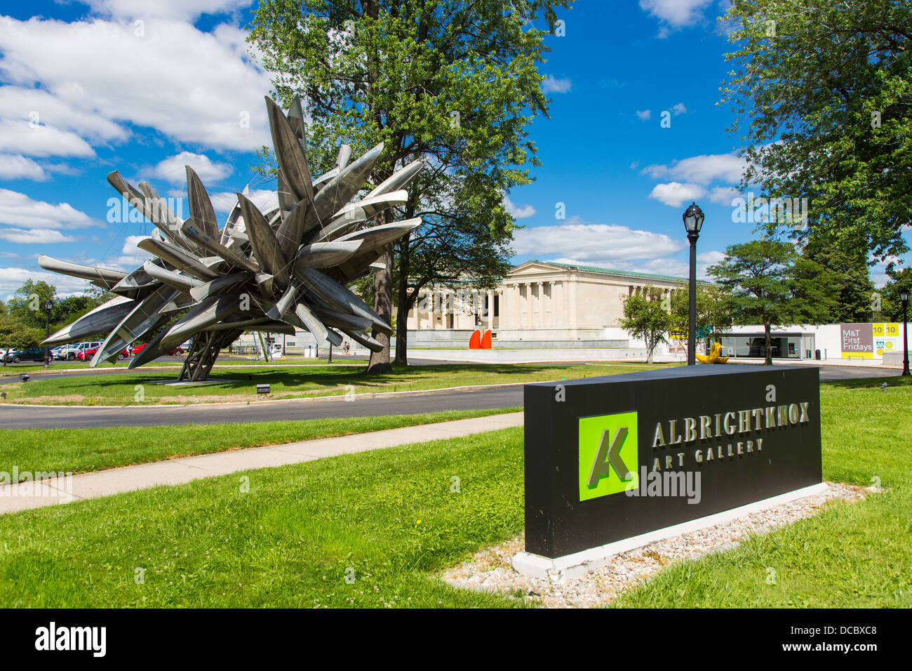 Nancy Rubins Kanu Edelstahlskulptur vor Albright-Knox Art Gallery in Stadt Buffalo New York, Vereinigte Staaten Stockfoto