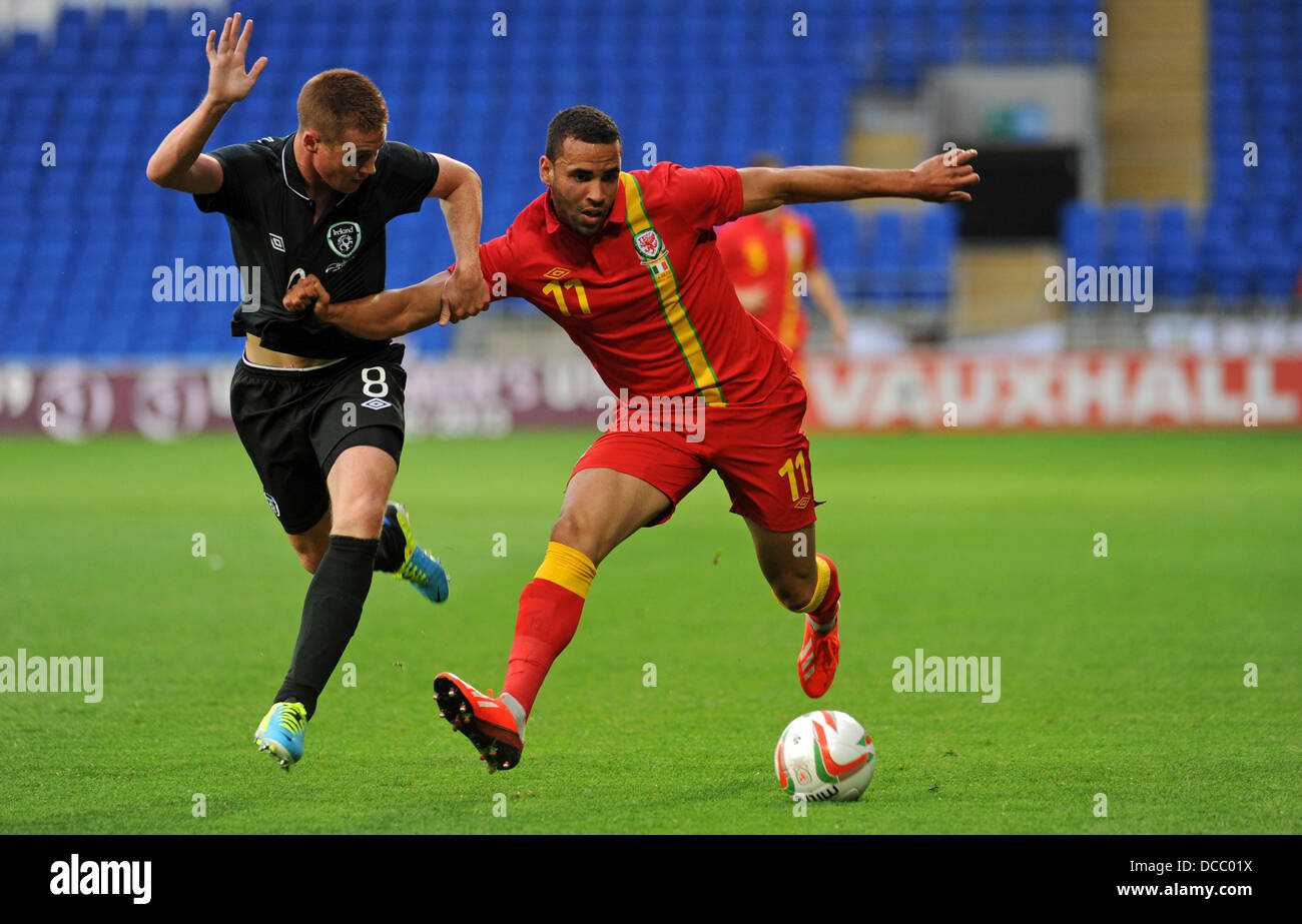Cardiff, Wales, UK. 14. August 2013. Wales / Republik Irland - Vauxhall internationale Freundschaftsspiele in Cardiff City Stadium: Hal Robson-Kanu von Wales wehrt James Mc Carthy Irlands. © Phil Rees/Alamy Live-Nachrichten Stockfoto