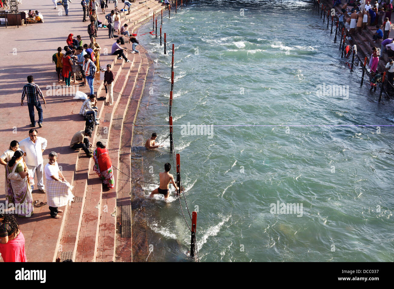 Religiöse Anhänger Baden sich in schnellen fließenden Gewässern des Ganges in Haridwar, Indien. Stockfoto