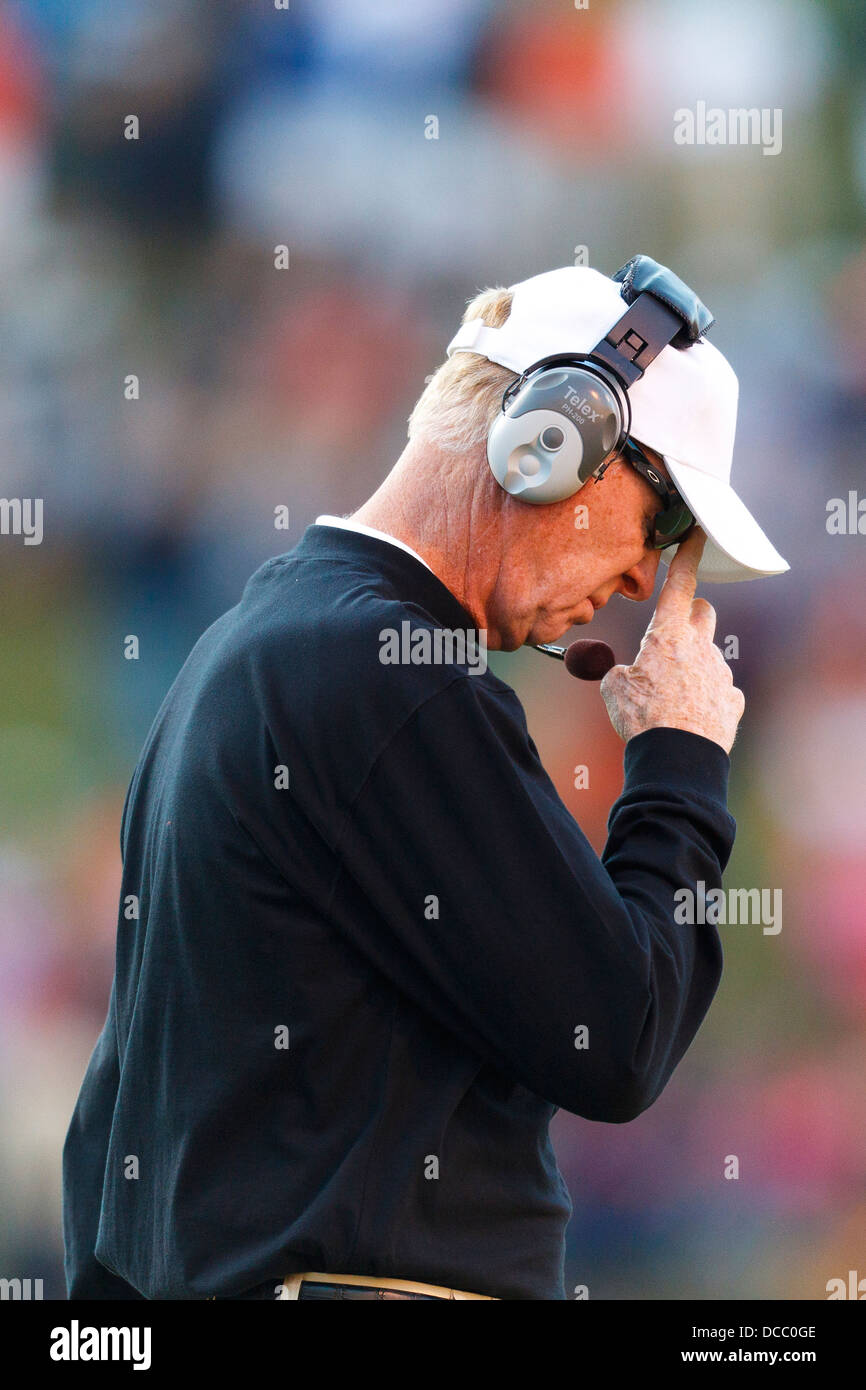 North Carolina State Wolfpack Cheftrainer Tom O'Brien an der Seitenlinie gegen die Virginia Cavaliers im dritten Quartal an Stockfoto