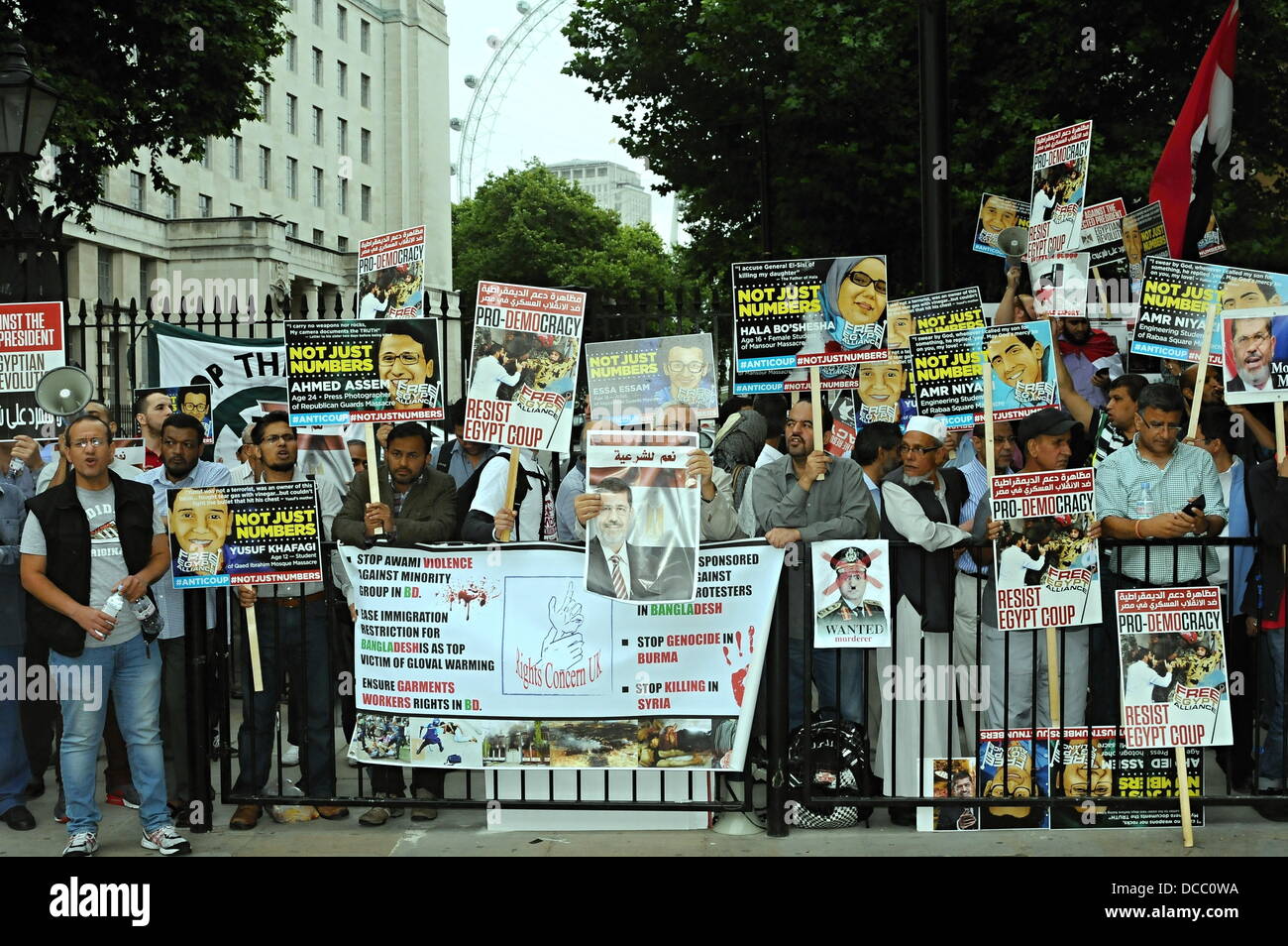 London, UK. 14. August 2013. Rund 200 britisches Ägypter protestierte gegenüber Downing Street nach einer Razzia früher in den Tag in Ägypten als die militärische Übergangsregierung Creared Protestcamps. Sie behaupten, mehr als 2.000 Pro-Mursi-Anhänger getötet wurden. Bildnachweis: Siehe Li/Alamy Live News Stockfoto