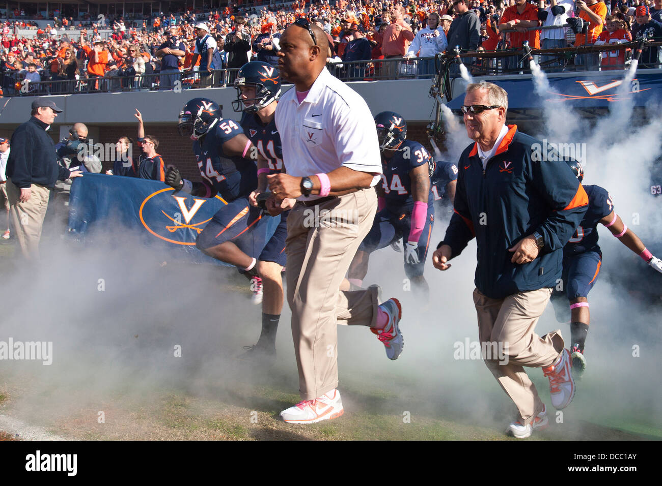 Virginia Cavaliers Cheftrainer Mike London betritt das Feld vor dem Spiel gegen die North Carolina State Wolfpack bei Scott St Stockfoto