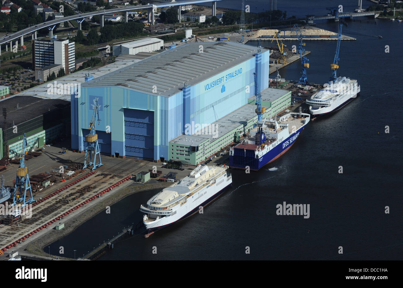 Der "Kopenhagen" (L) und "Berlin" Fähren, gebaut für Scandlines, die der Vertrag gekündigt, sind die Konkurs P + S-Werft auf der Volkswerft in Stralsund, Deutschland, 12. August 2013 angedockt. Die erste von zwei Fähren für die dänische Reederei DFDS (C) wird auch auf der Werft eingedockt. Russische Investoren haben Interesse an der bankrotten P + S Werft und ein Bodding Prozess ist bereits im Gange. Foto: Stefan Sauer Stockfoto