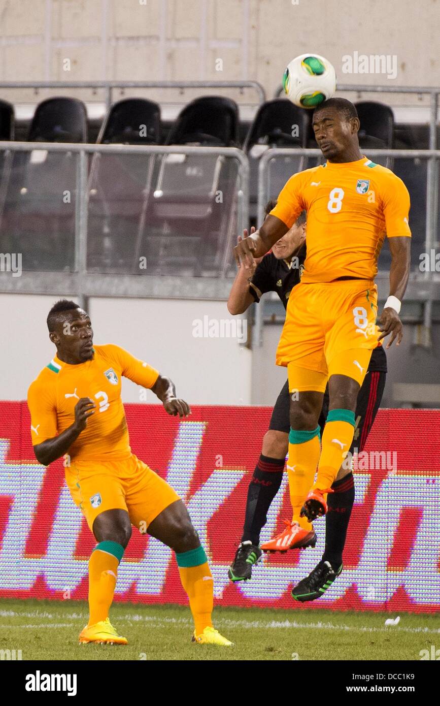 East Rutherford, New Jersey, USA. 14. August 2013. 14. August 2013: Cote d Ivoire weiterleiten Salomon Kalou (8) leitet den Ball wie Côte d Ivoire Verteidiger Arthur Boka (3) Uhren in Staunen, während das internationale Freundschaftsspiel zwischen Mexiko und Côte d ' Ivoire an Met Life Stadium, East Rutherford, NJ. Mexiko gegen Côte d ' Ivoire 4-1. © Csm/Alamy Live-Nachrichten Stockfoto