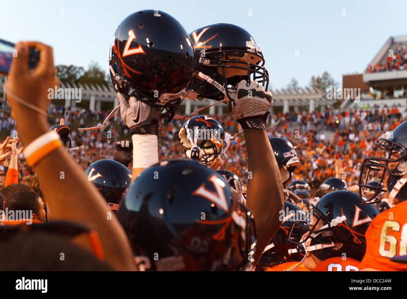 Virginia Cavaliers Spieler und Fans hetzen das Feld in der Feier nach dem Spiel gegen Georgia Tech Yellow Jackets bei Scot Stockfoto
