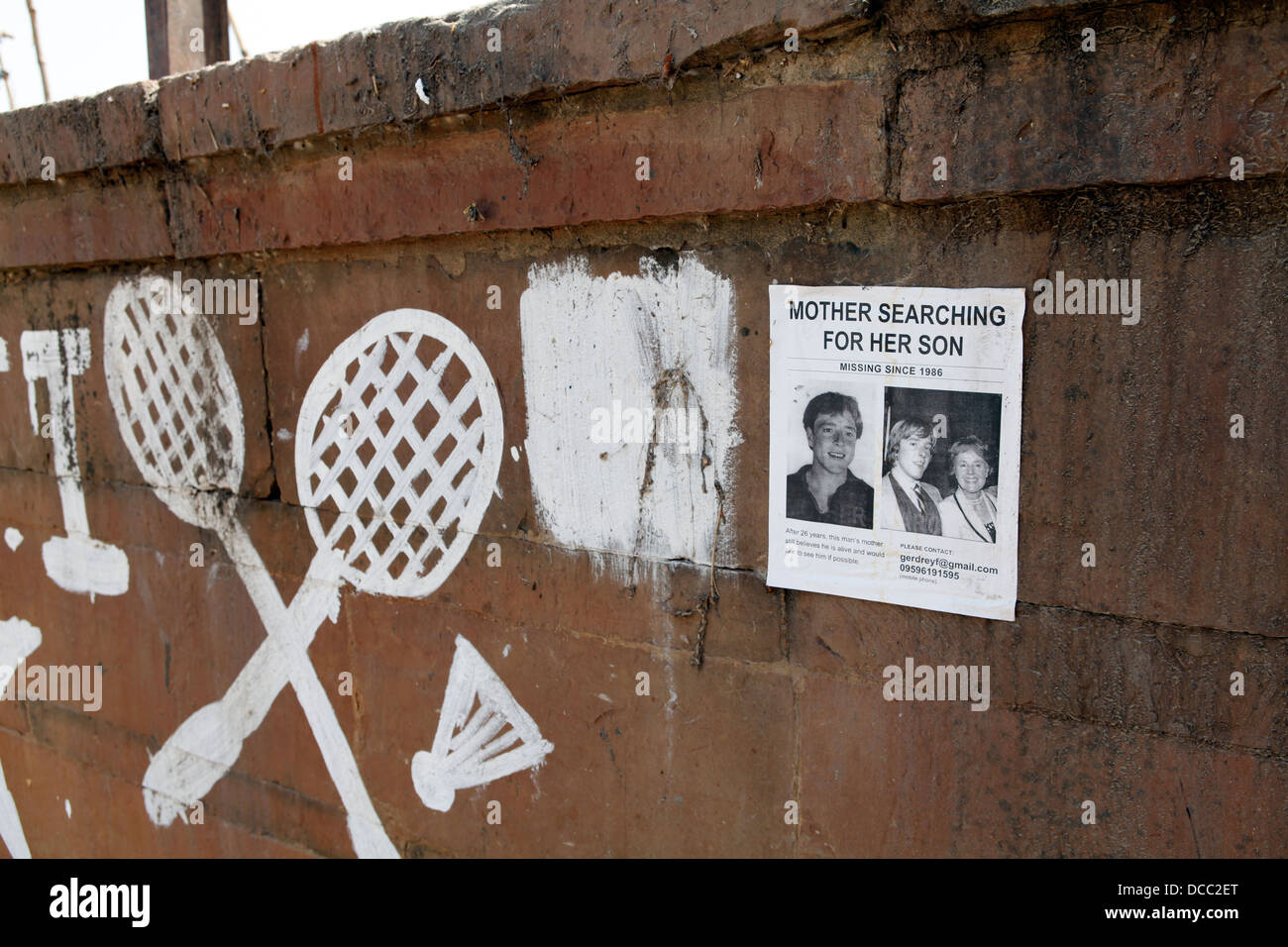 Eine fehlende Person Zeichen werden an einer Wand in Varanasi Indien eingefügt. Stockfoto