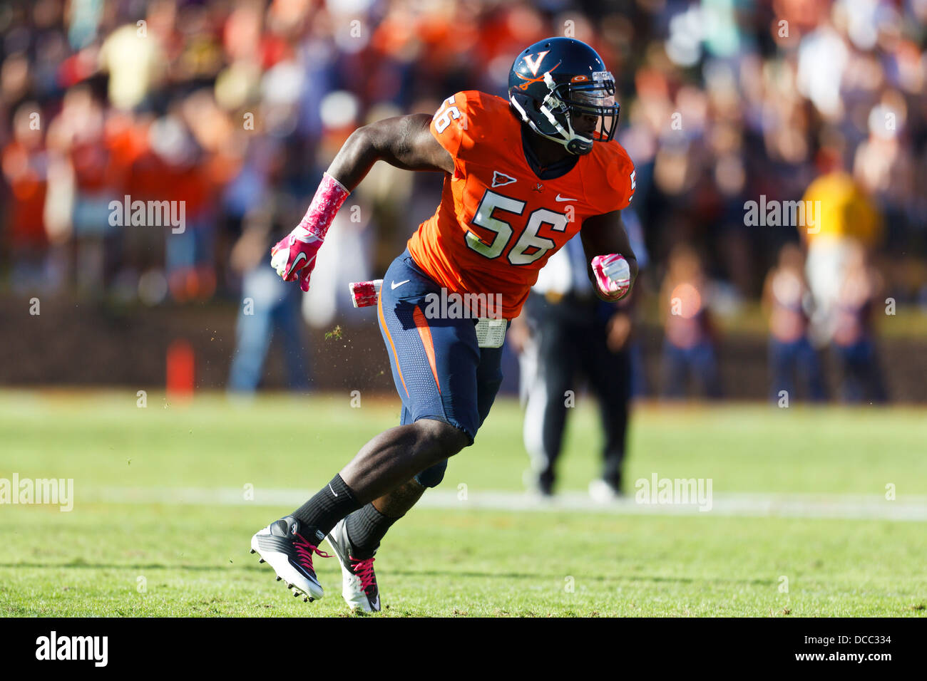 Virginia Cavaliers defensive end Cam Johnson (56) während eines Spiels gegen Georgia Tech Yellow Jackets während der zweiten Gentechnik Stockfoto