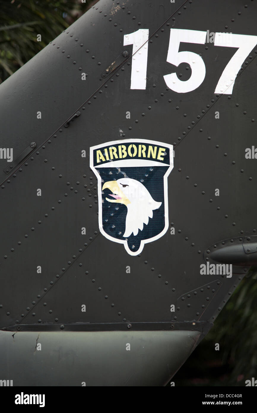 Es ist ein Foto eines Details einer uns Hubschrauber Armee aus dem Vietnamkrieg. Wir sehen uns-Armee-Logo und ein Tommy Gun Maschinenpistole Stockfoto