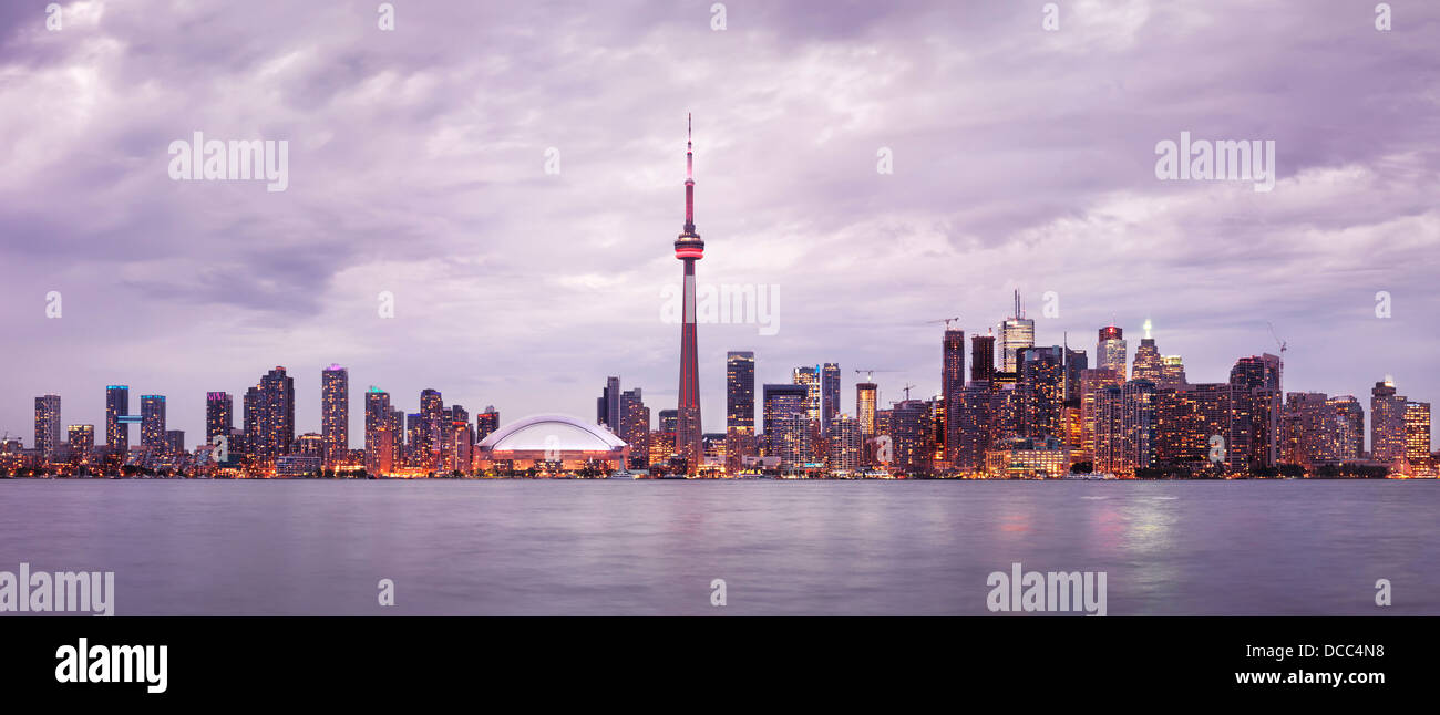 Toronto downtown Skyline bei Sonnenuntergang, CN Tower, Panoramablick auf die Stadt-Landschaft. Toronto, Ontario, Kanada 2013 Stockfoto