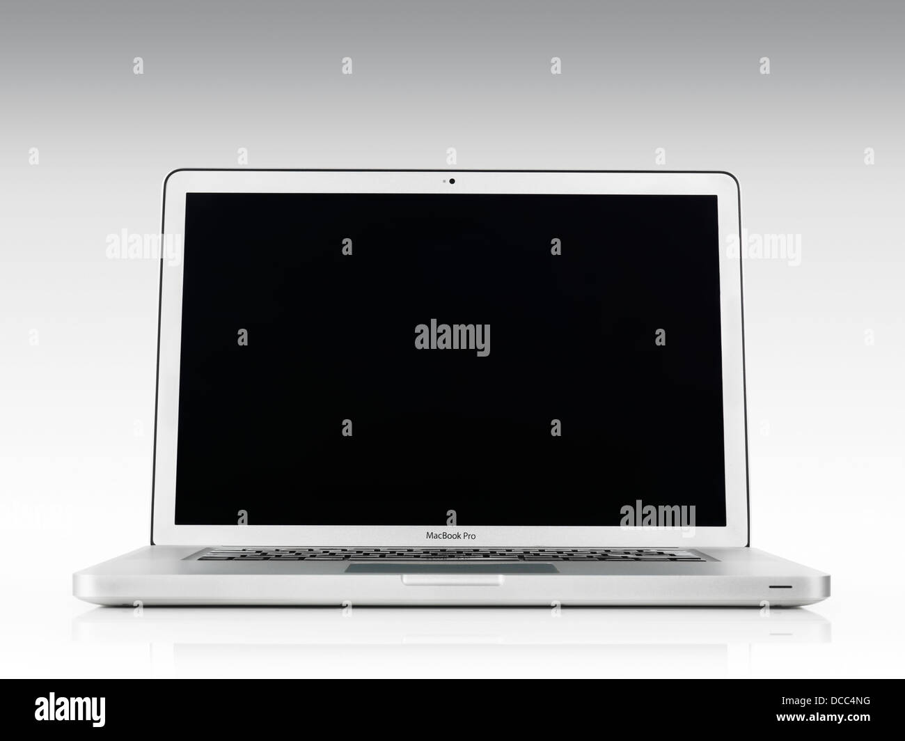 Apple Macbook Pro Laptop Computer Vorderansicht mit unbelegten Schirm isoliert auf weißem Hintergrund mit Beschneidungspfad Stockfoto