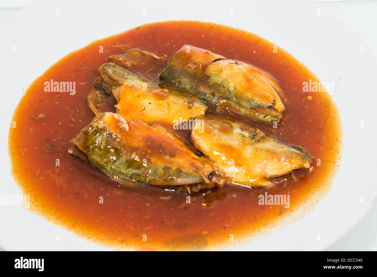 Fischkonserven in Tomatensoße auf Teller Stockfoto