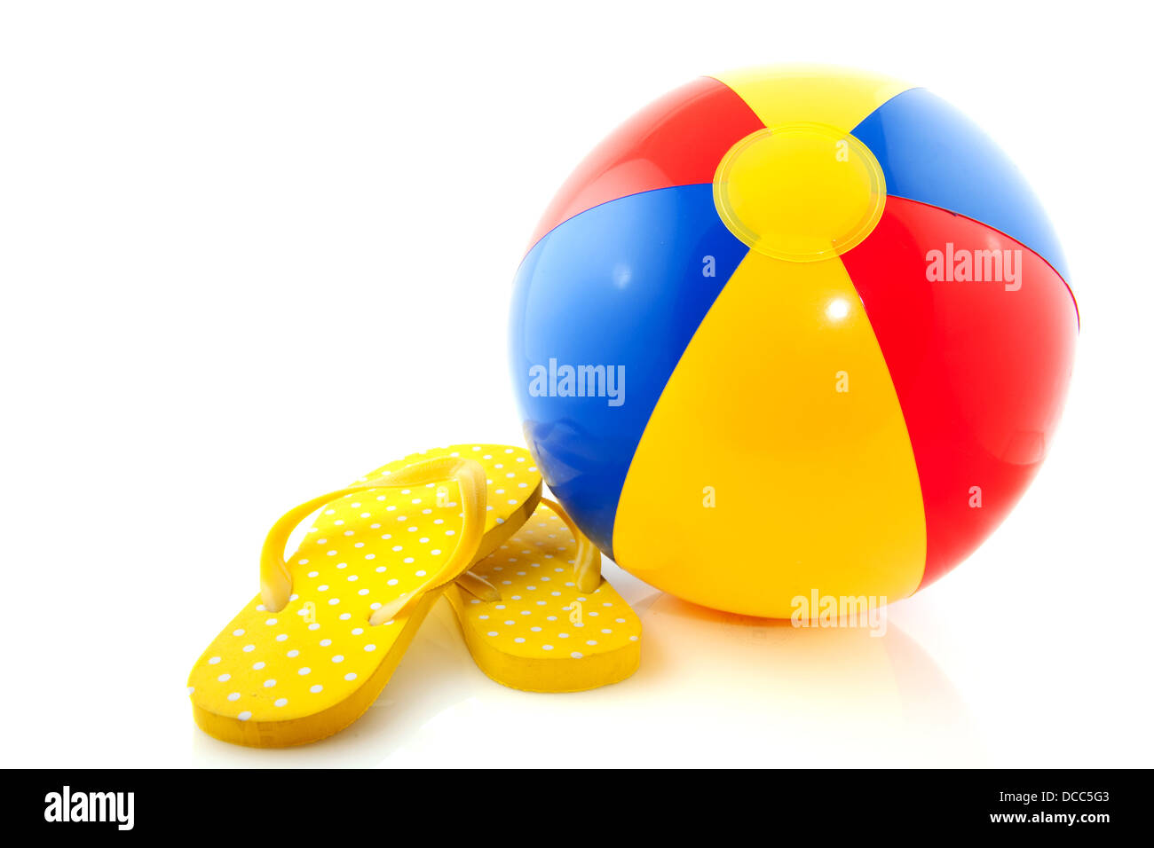 Beach-Ball mit Flip flops Stockfoto