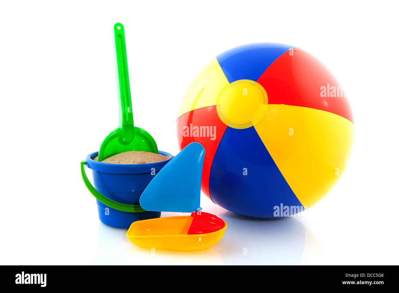 Beach-Ball mit Spielzeug Stockfoto