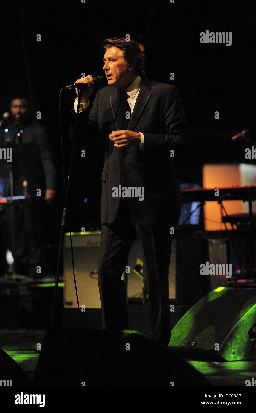 Bryan Ferry führt bei einem schwach beleuchteten intime Auftritt im Fillmore Miami Beach. Miami, Florida - 29.09.11 Stockfoto