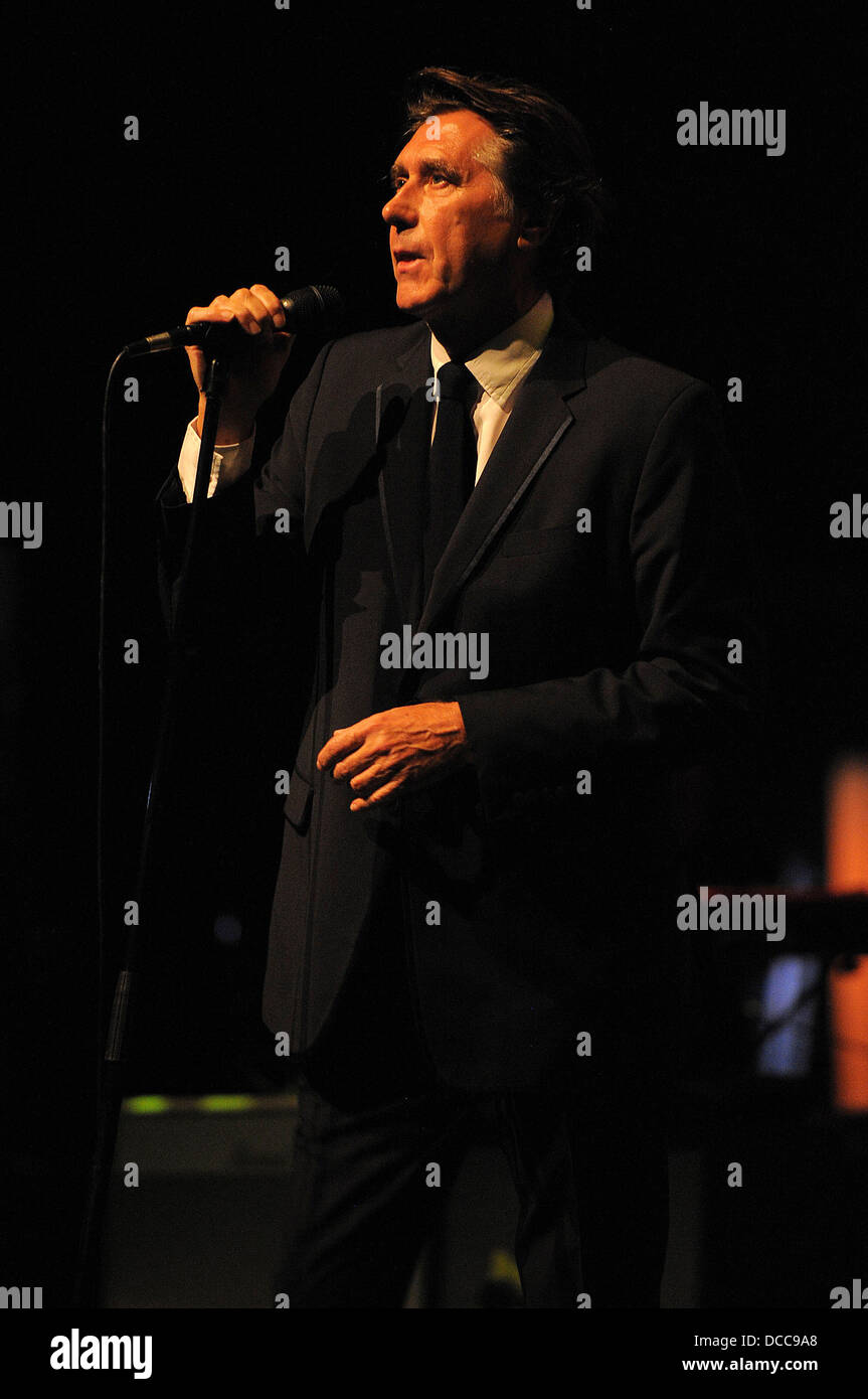 Bryan Ferry führt bei einem schwach beleuchteten intime Auftritt im Fillmore Miami Beach. Miami, Florida - 29.09.11 Stockfoto