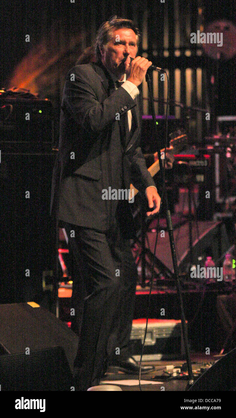 Bryan Ferry führt bei einem schwach beleuchteten intime Auftritt im Fillmore Miami Beach Miami, Florida - 29.09.11 Stockfoto