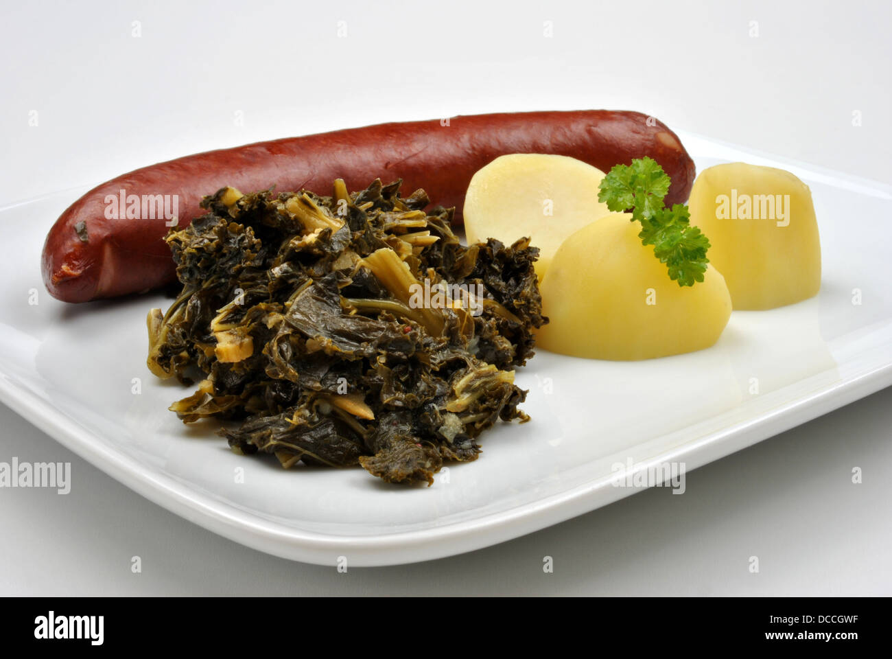 geräucherte Wurst mit Kartoffeln und Curley Grünkohl Stockfoto