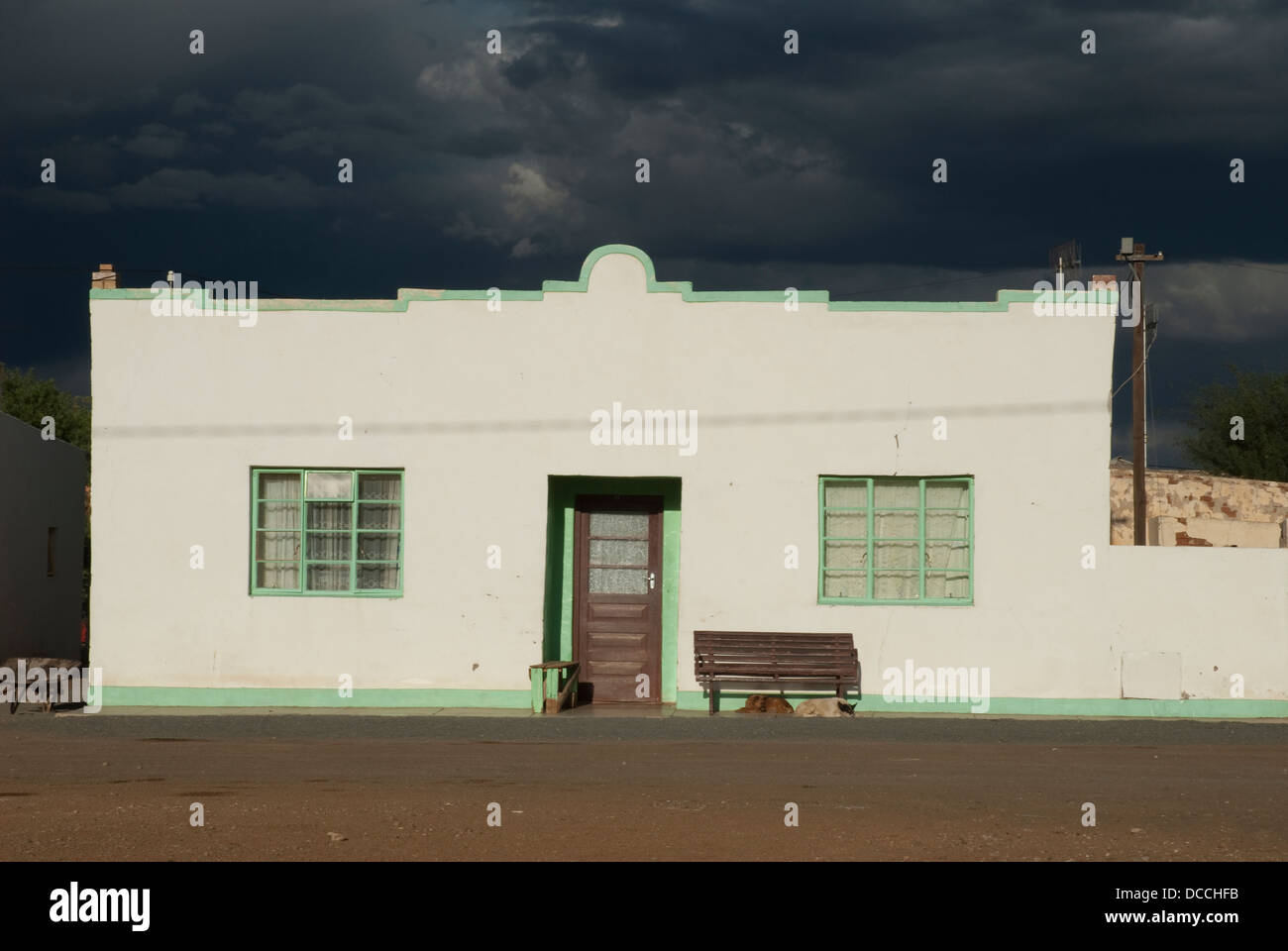 Südafrika. 2008. Carnarvon. Historische Häuser sind krass während eines Sturms Grws hinter beleuchtet. Stockfoto