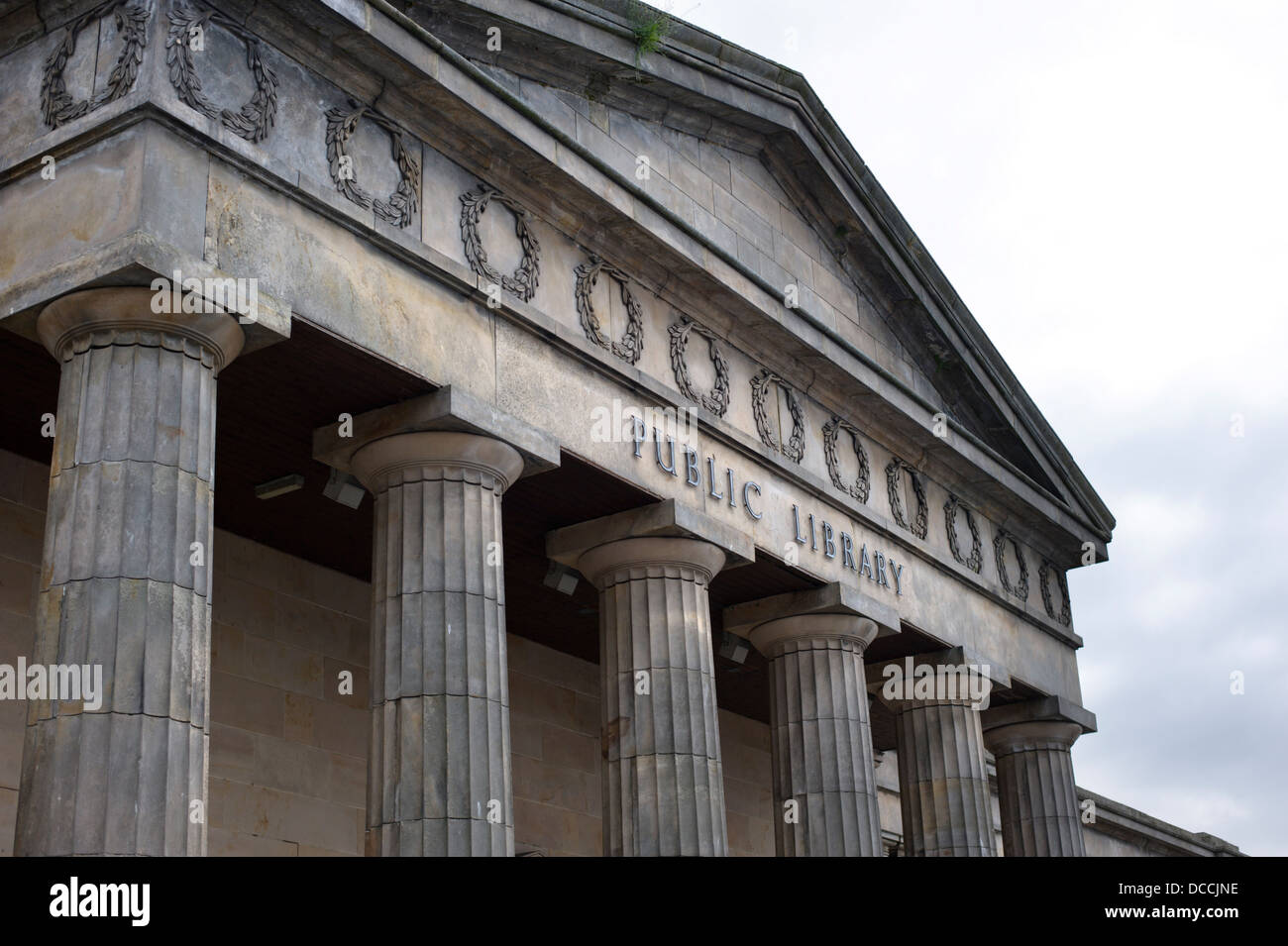 Detail der dorischen Säulen der öffentlichen Bibliothek Gebäude in Inverness Schottland Stockfoto