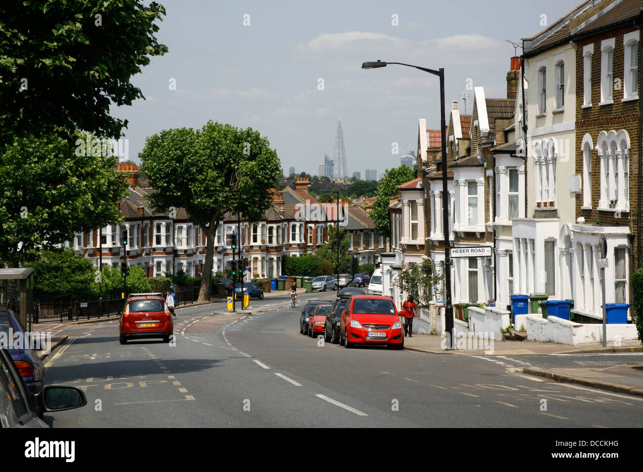 Zeigen Sie nach unten Herrschaft Lane, East Dulwich, in Richtung der Shard in weiter Ferne an, London, UK Stockfoto