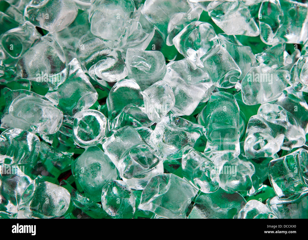 Eiswürfel vor grünem Hintergrund Stockfoto