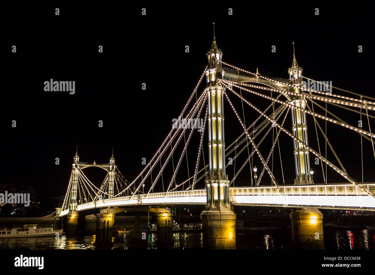 Albert Bridge bei Nacht, London, UK, beleuchtet durch LED-Leuchten Stockfoto