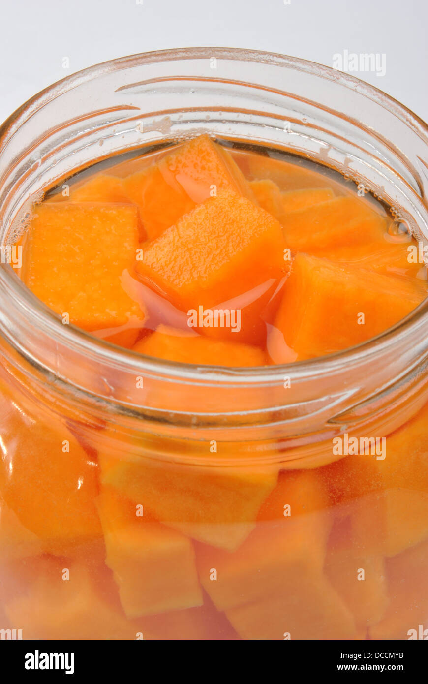 Bio Kürbis vorbereitet für eine Suppe Stockfoto