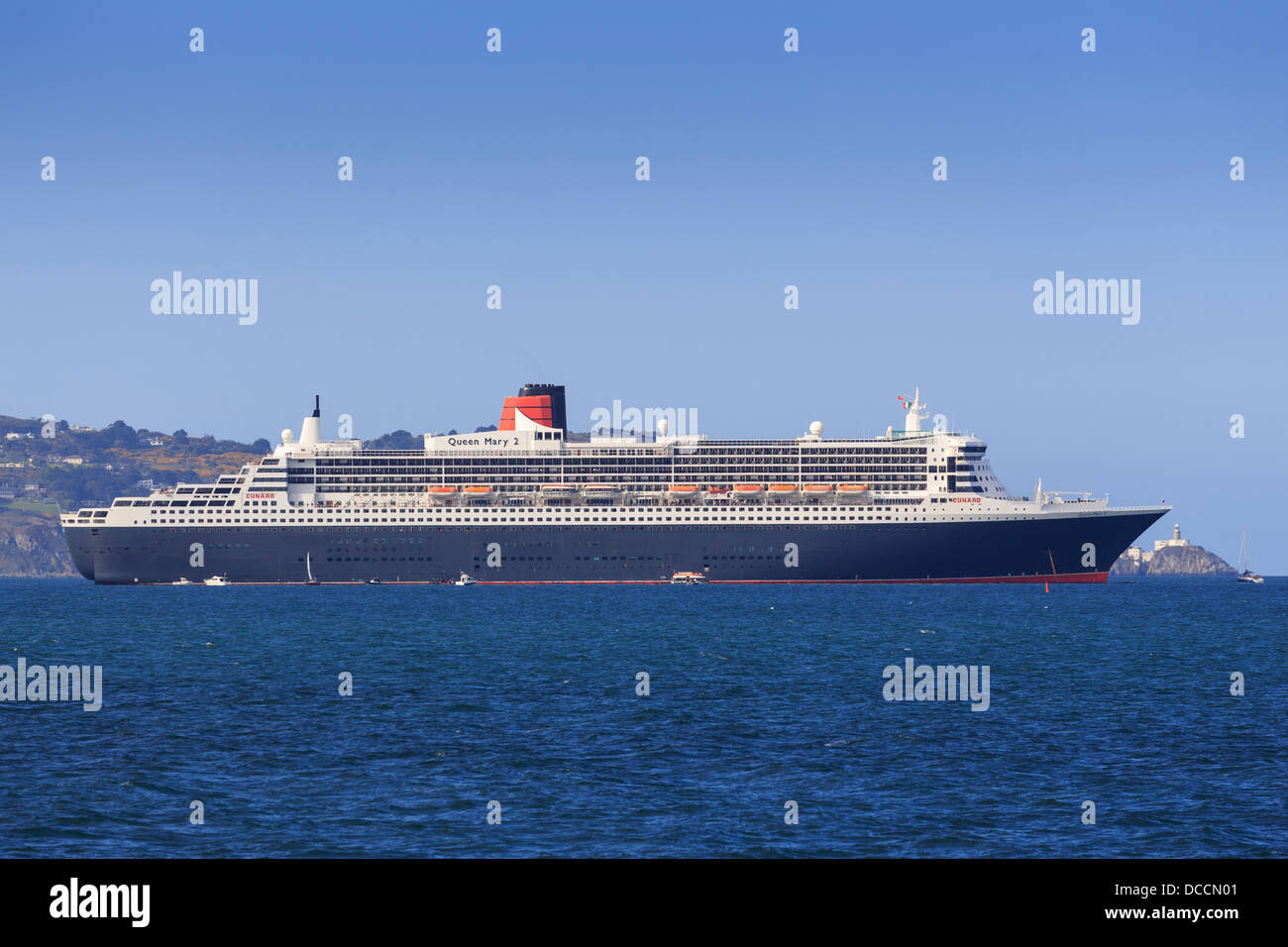 Das Flaggschiff der Cunard Line, Queen Mary 2 vor Anker in der Bucht von Dublin, Irland Stockfoto