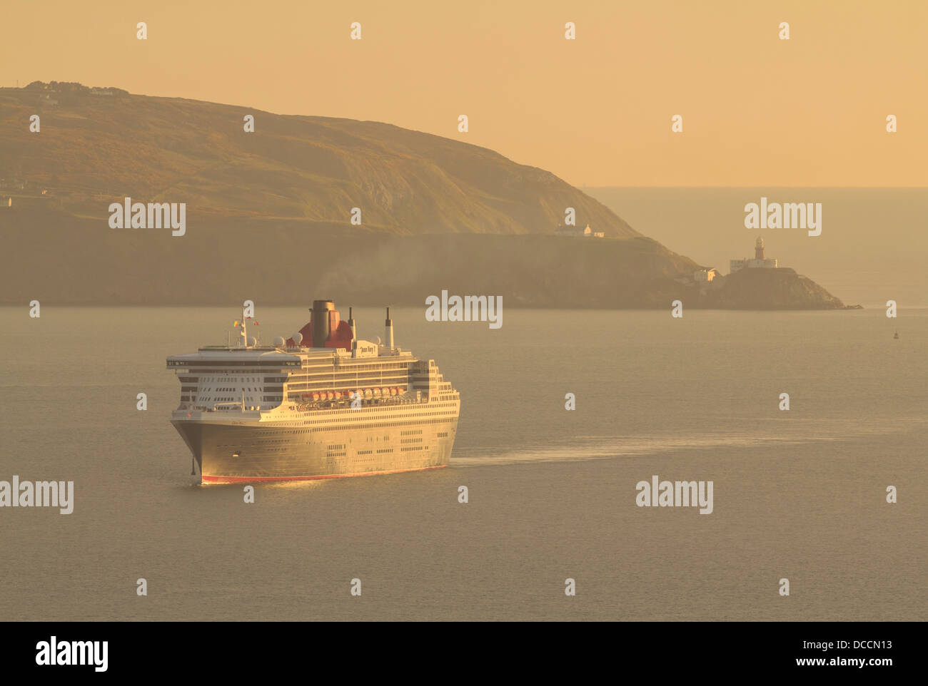 RMS Queen Mary 2 in die Bucht von Dublin, Irland, im Morgengrauen Stockfoto