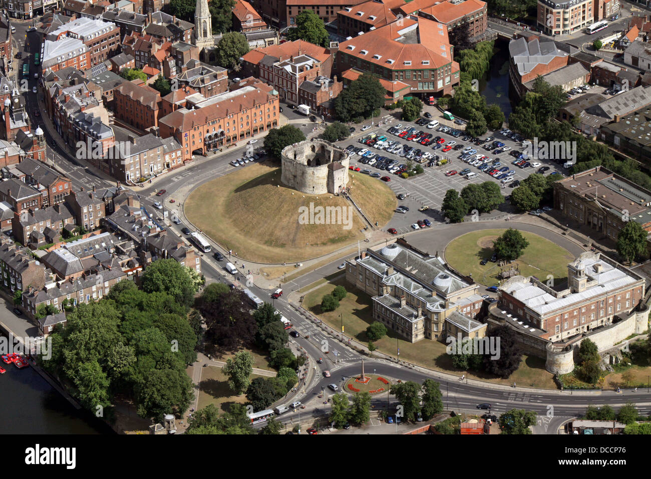 Luftaufnahme von York Stadtzentrum mit Cliffords Turmburg und das Jorvik Center plus The Castle Museum Stockfoto