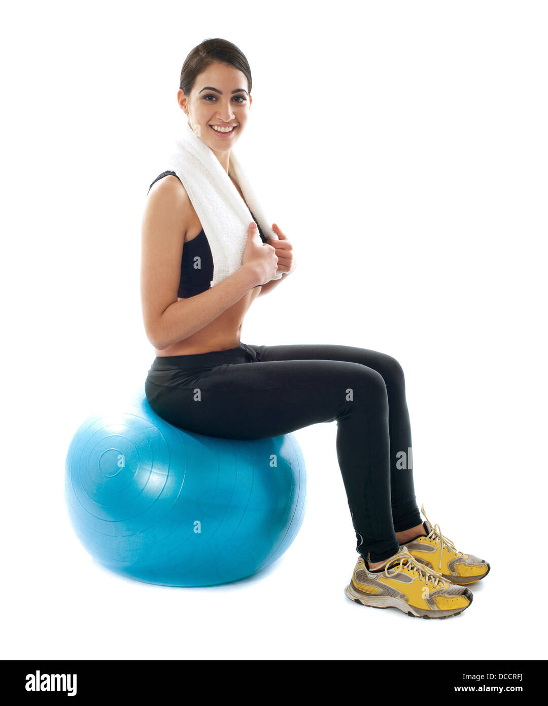 Frauen Fitness-Trainer sitzen auf Ball vor weißem Hintergrund isoliert Stockfoto