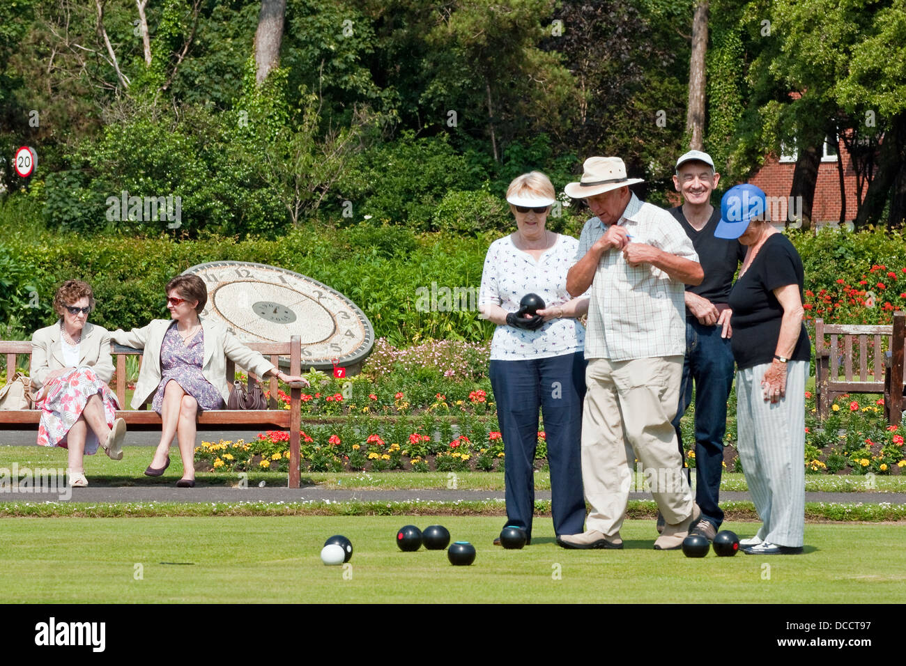 Menschen genießen die erste anständigen Sommer in Jahren mit einem Spiel der Krone grünen Schalen in Lowther Gärten, Lytham St Annes, Lancs Stockfoto