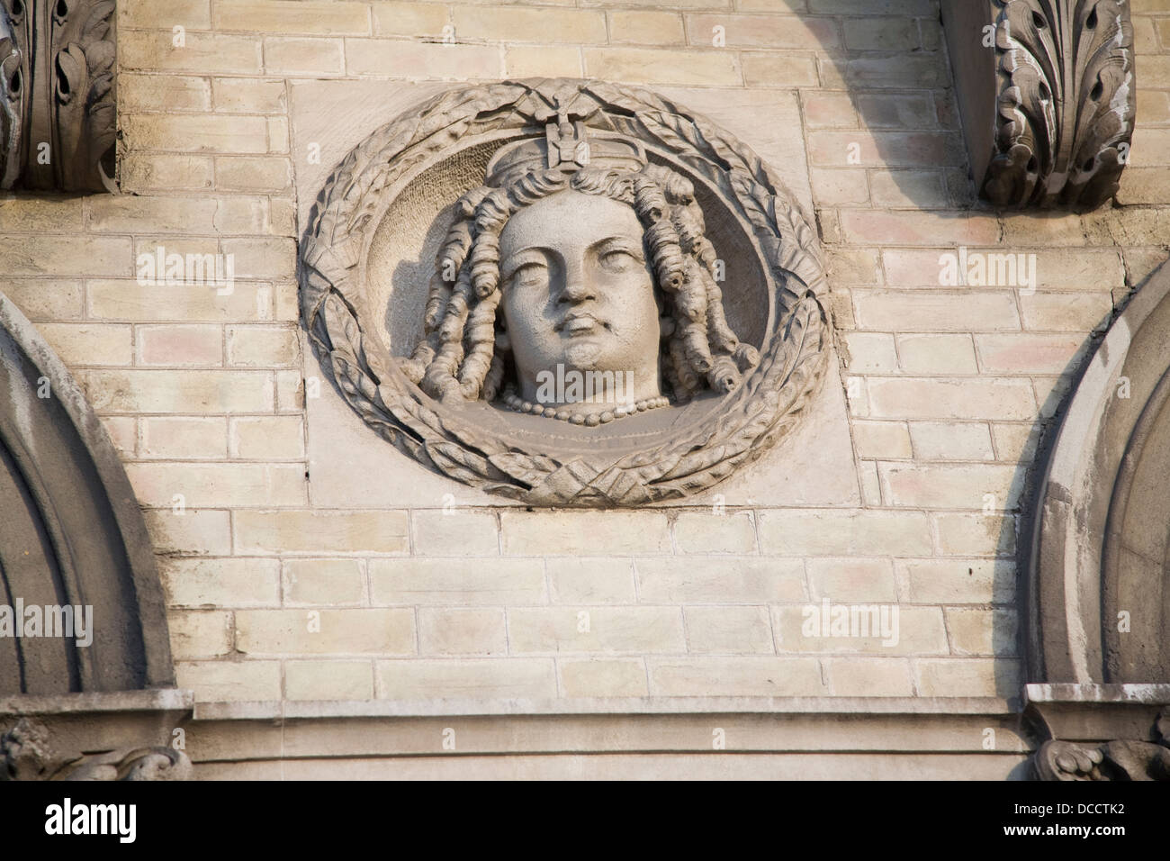 Roundel der königlichen Portraits Great Eastern Hotel Harwich, Essex, England - diesein ist Queen Anne Stockfoto