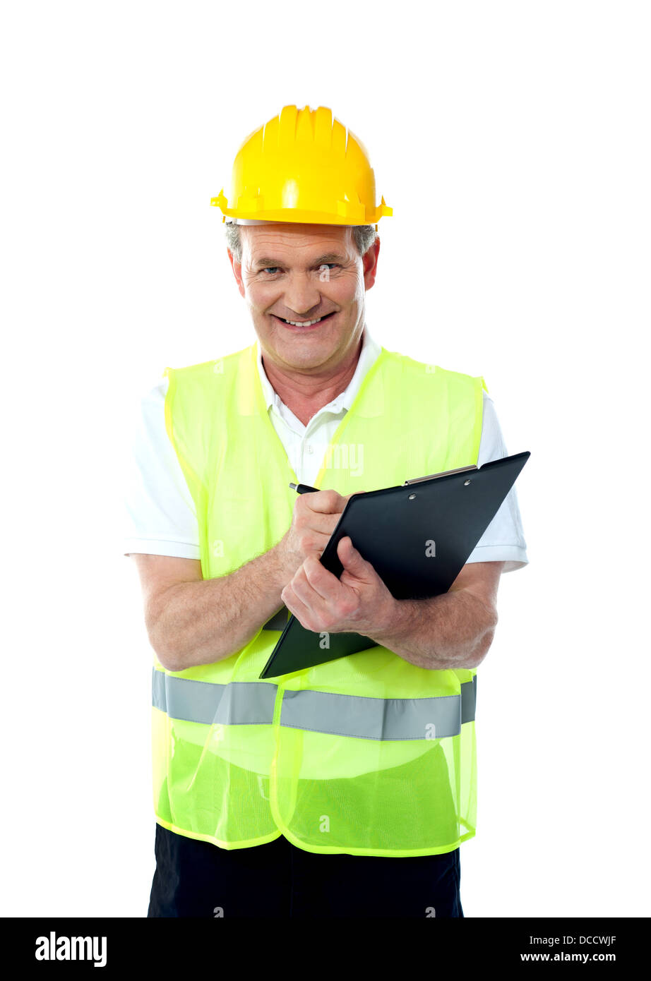 Lächelnde senior Bauingenieur, Schreiben von Dokumenten mit Safty Hut und Jacke Stockfoto