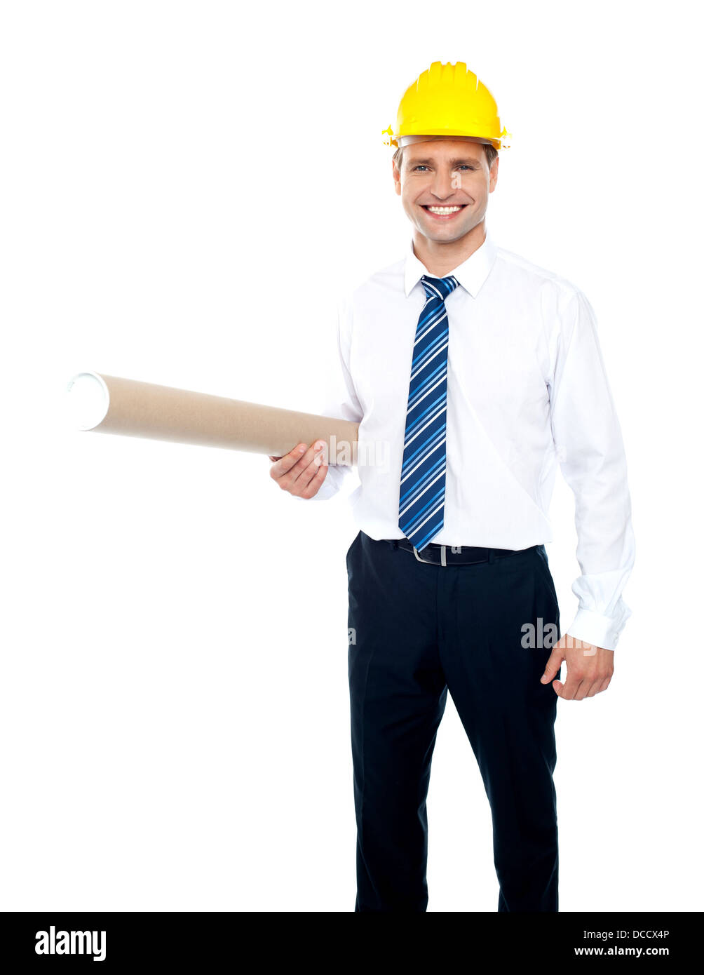 Erfolgreiche männliche Builder halten Blaupausen und gelben Schutzhelm tragen Stockfoto